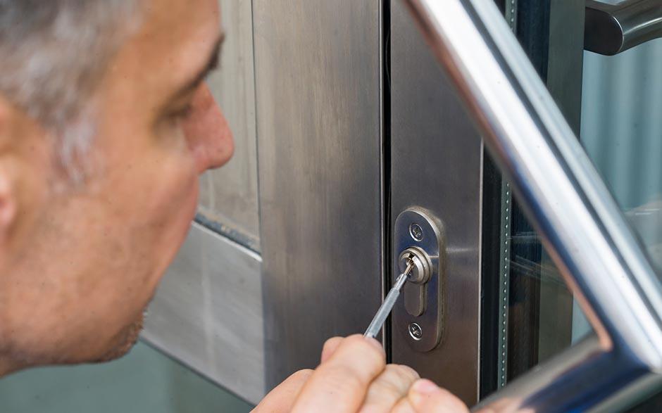 remplacer une serrure de porte d'entrée Paris